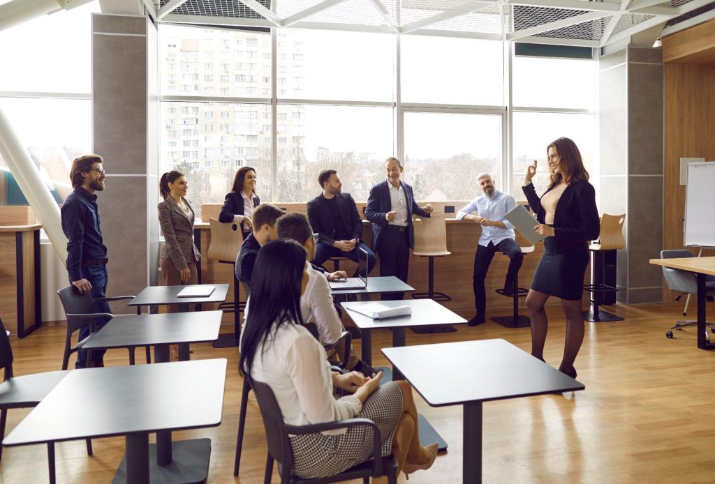Profesora dando clase a adultos