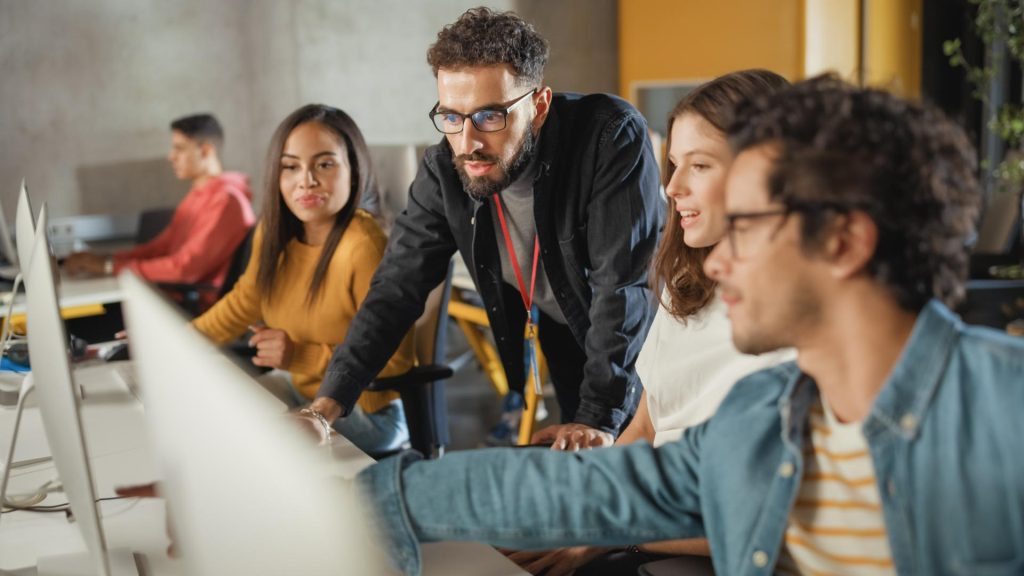 Personas con ordenadores en una oficina