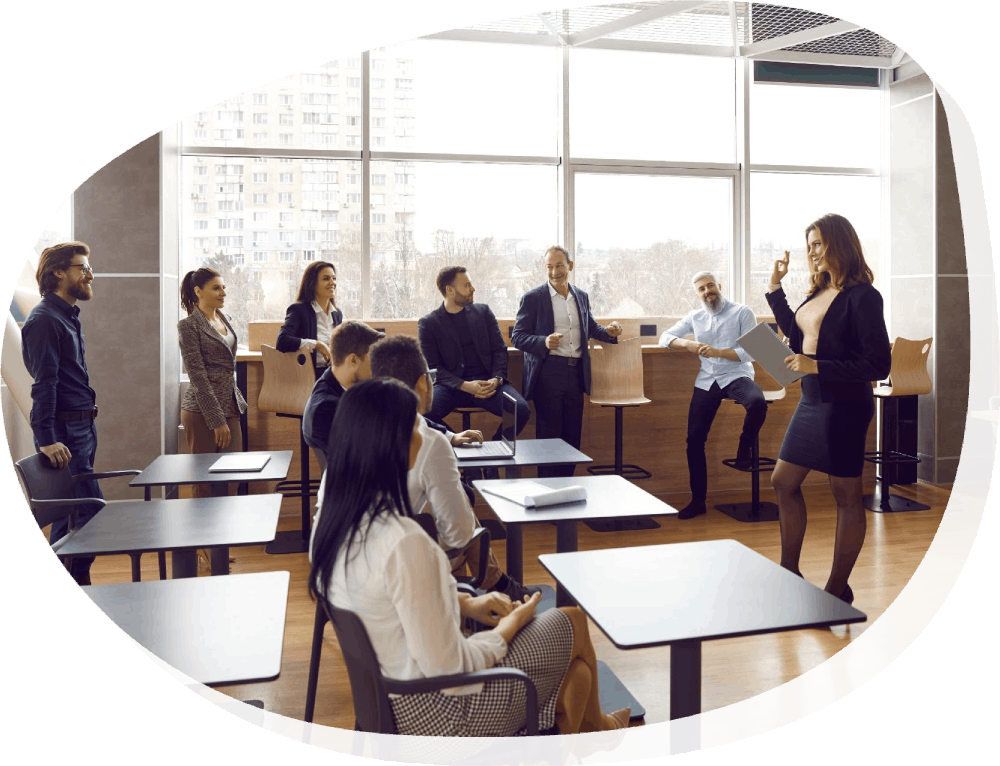 Profesora dando clase a adultos