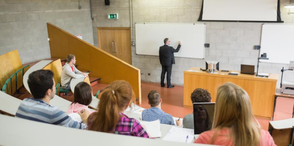 Profesor universitario dando clase